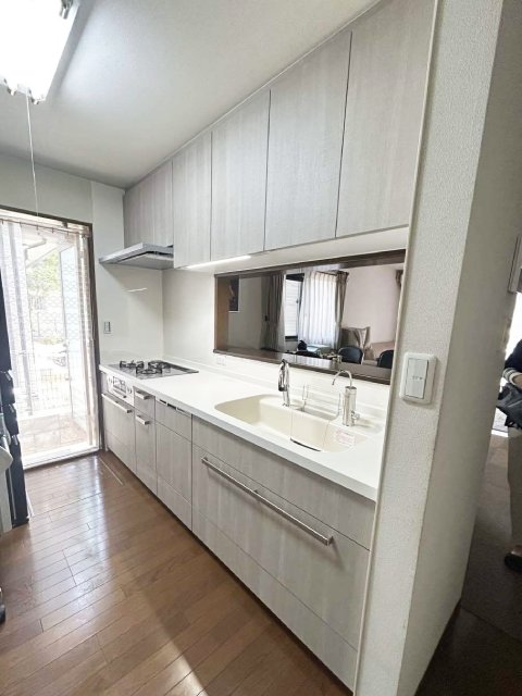 機能性や収納力抜群の明るいキッチン空間イメージ